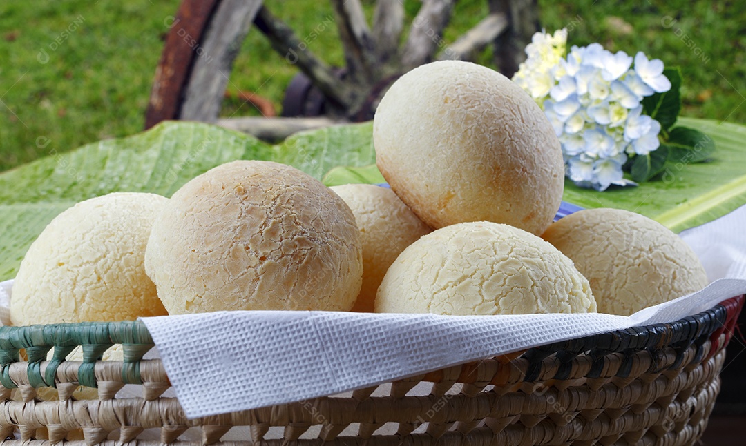 Cesta com pão de queijo delicioso