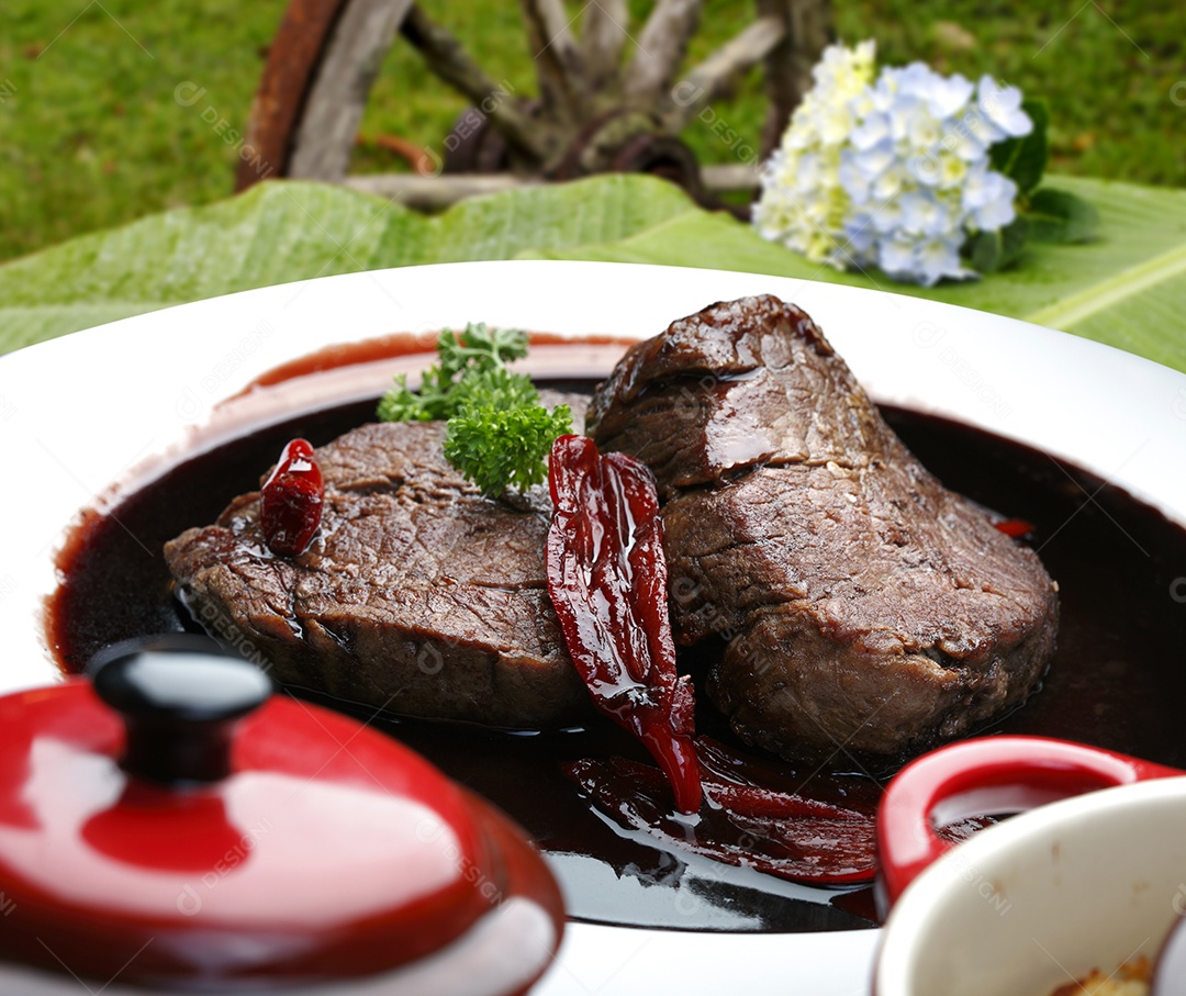 Filé mignon ao molho de vinho tinto