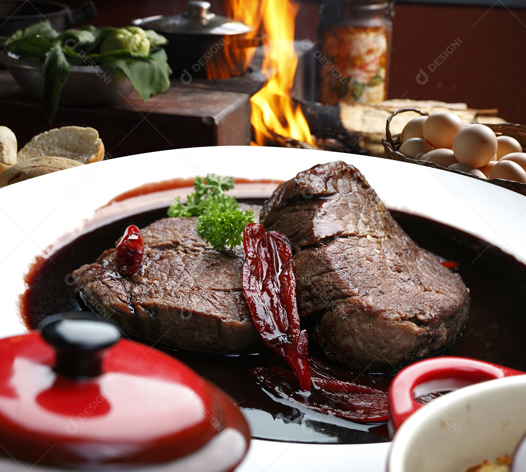 Filé mignon ao molho de vinho tinto