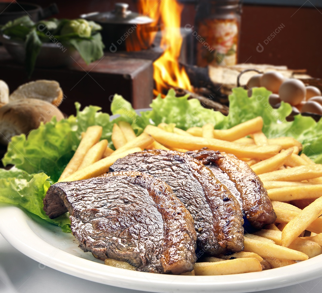 Picanha assada com batatas fritas e alface