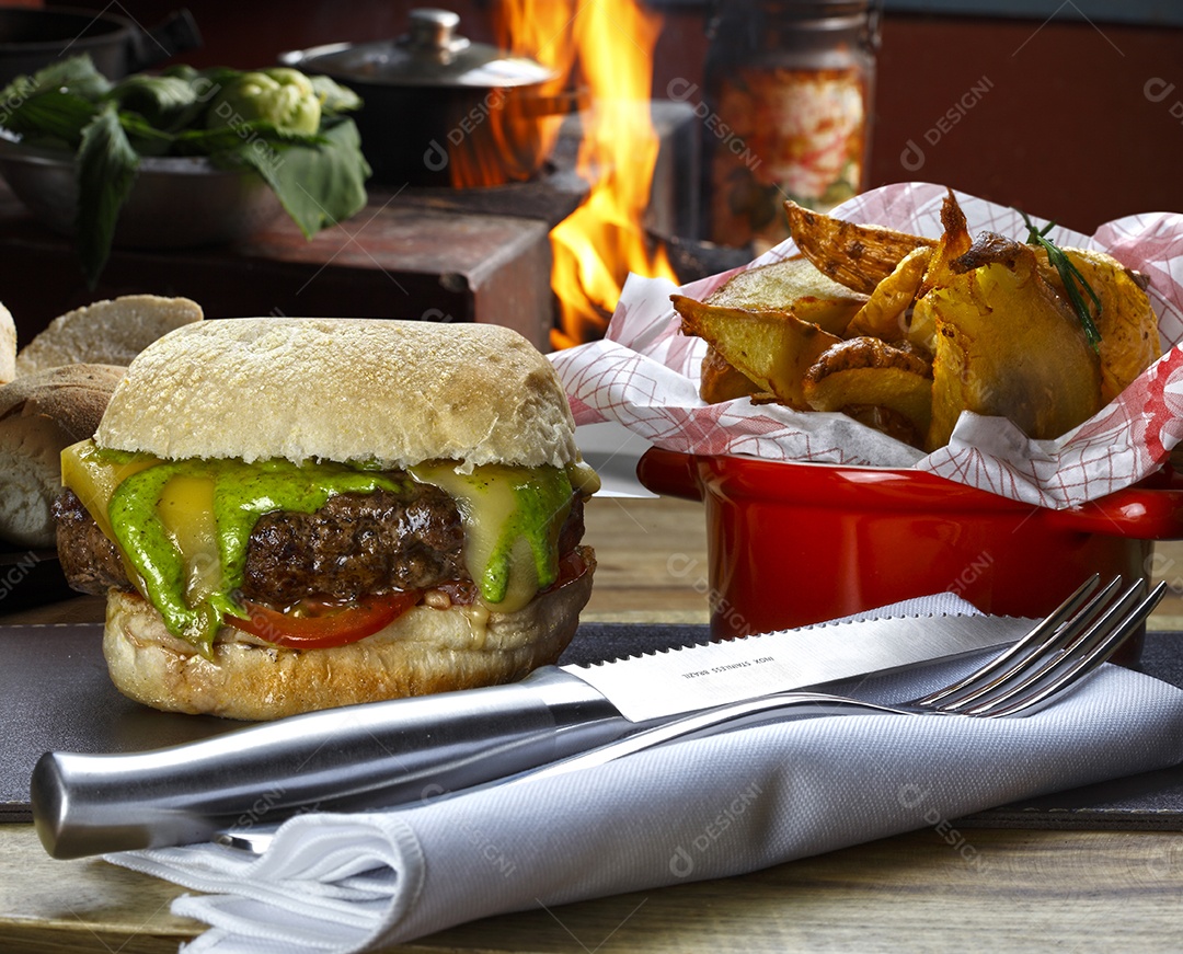 Hamburguer delicioso e tigela com pastéis