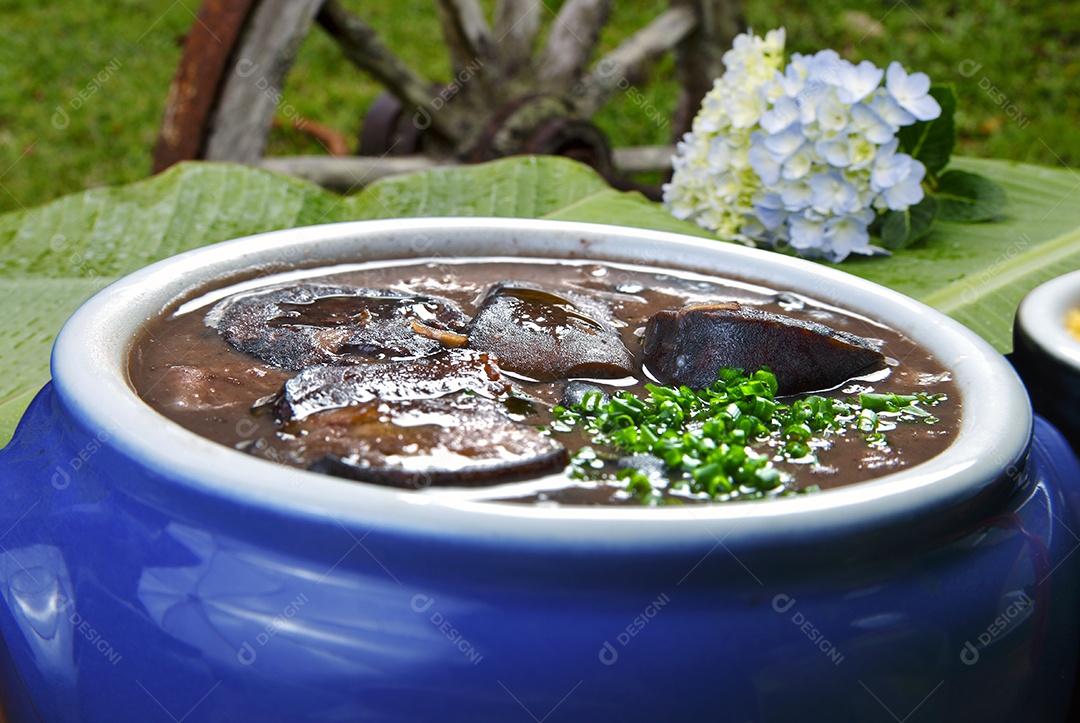 Feijoada tradicional em uma tigela redonda