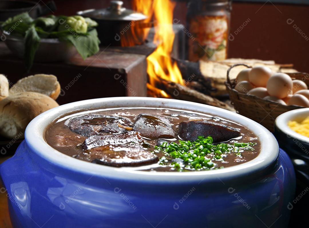 Tigela cheia de feijoada