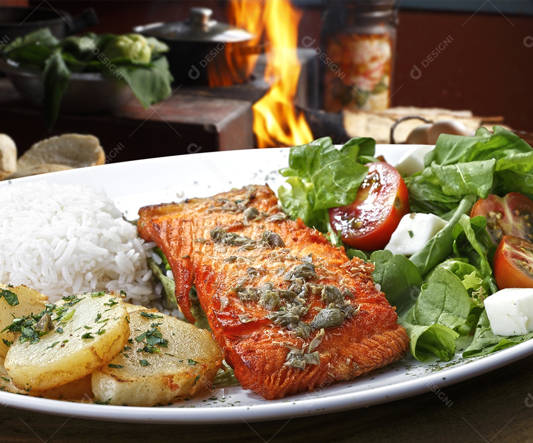 Salmão com guarnições