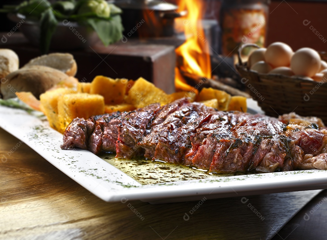 Carne assada com mandioca