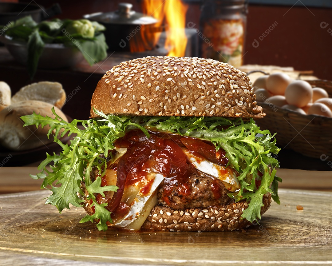 Hamburguer delicioso com muito molho