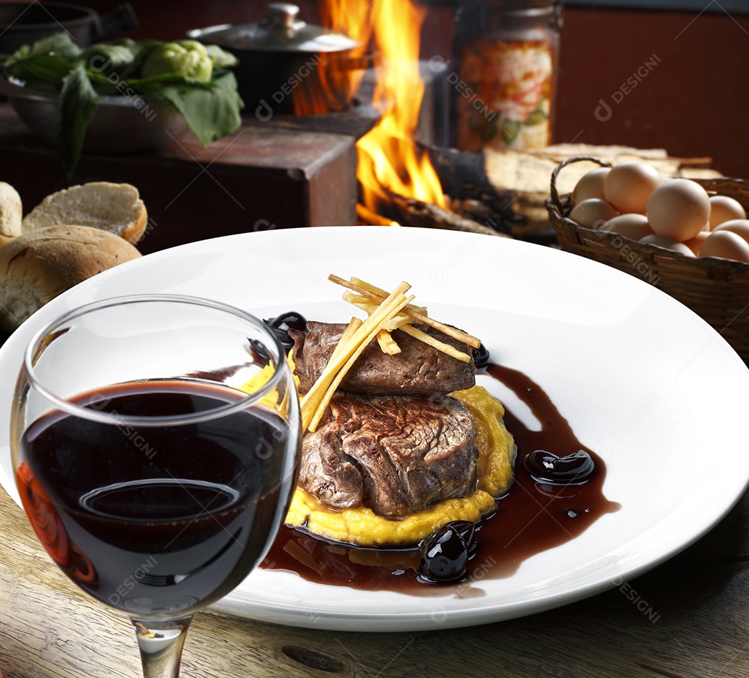 Bife de mignon com purê e molho