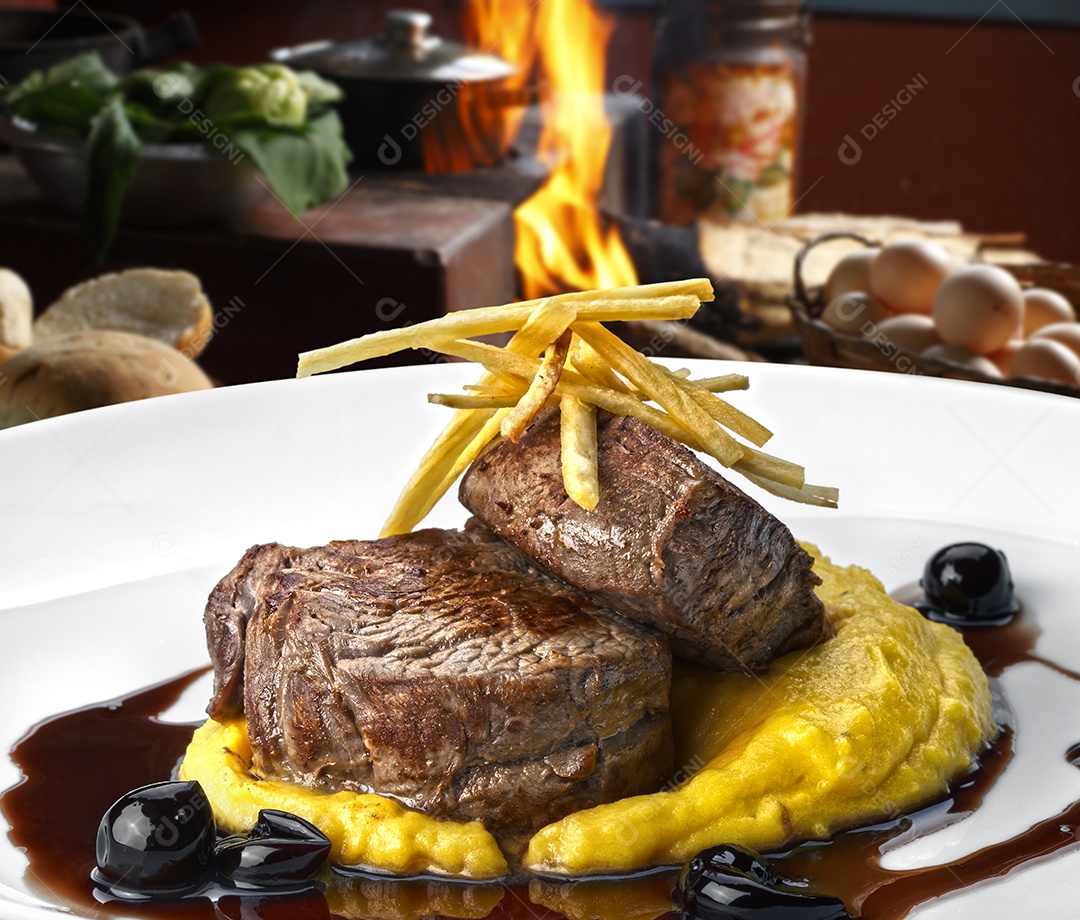 Filé mignon com purê ao molho de vinho