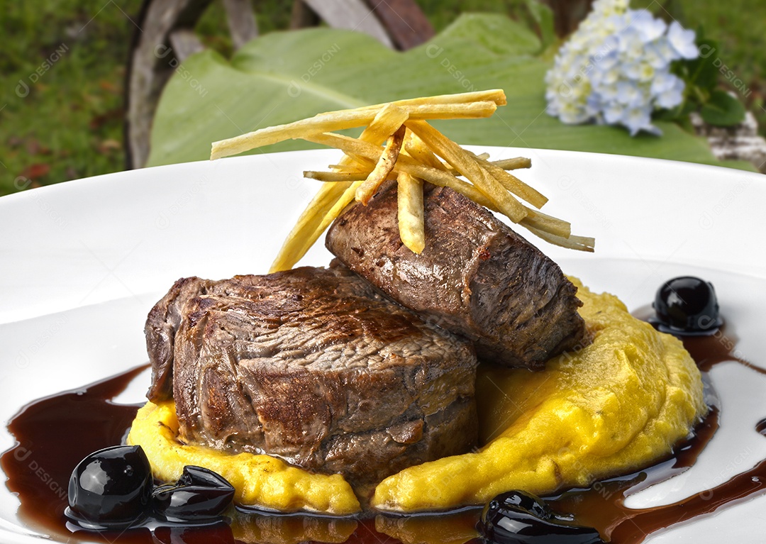 Filé mignon com purê ao molho de vinho