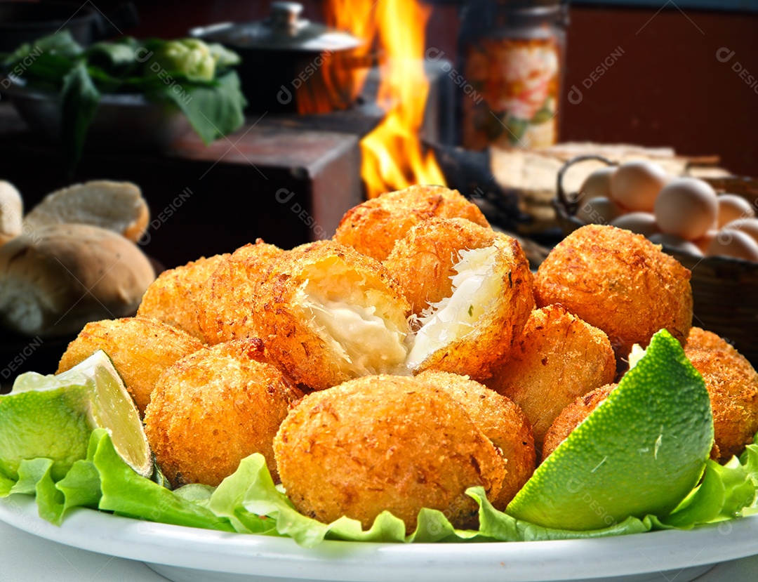 Porção de bolinhos de bacalhau