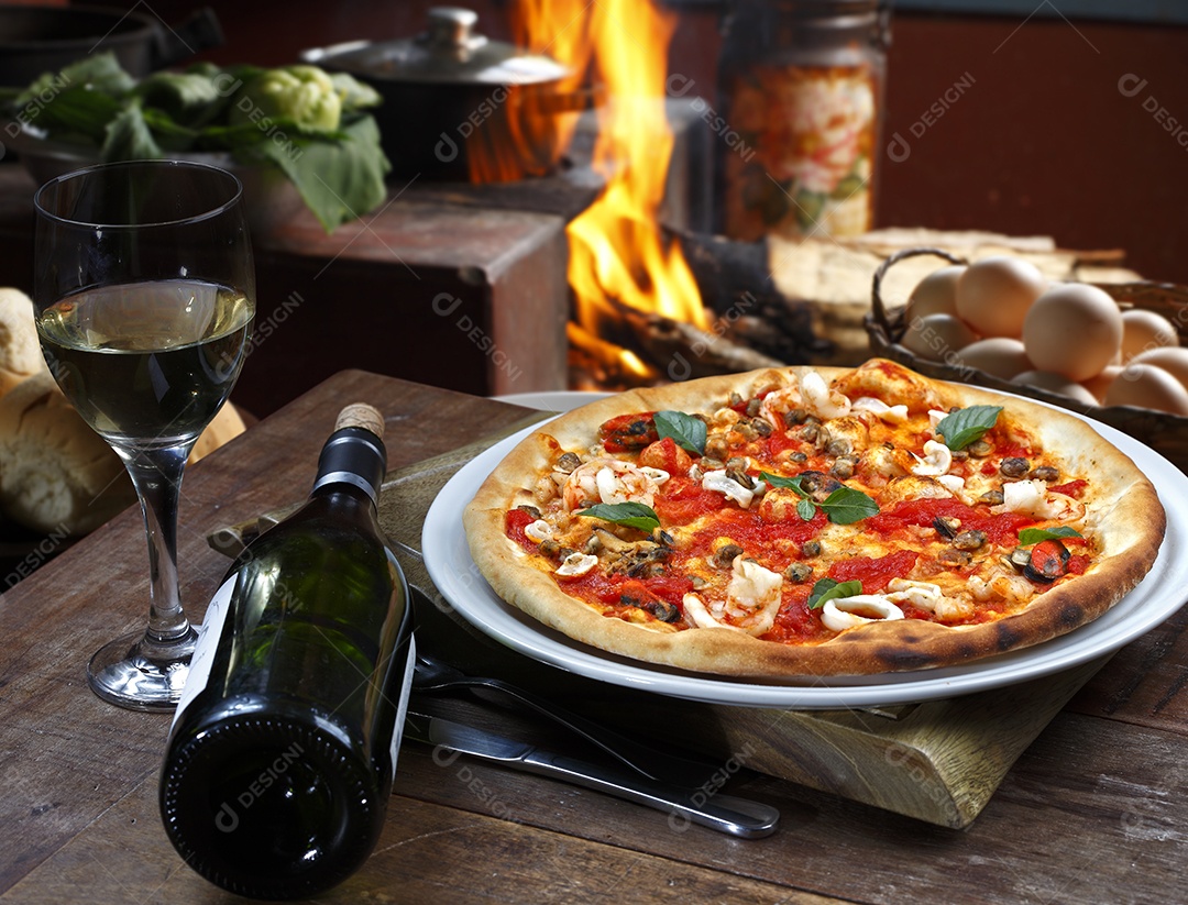 Pizza bem recheada com litro de vinho ao lado