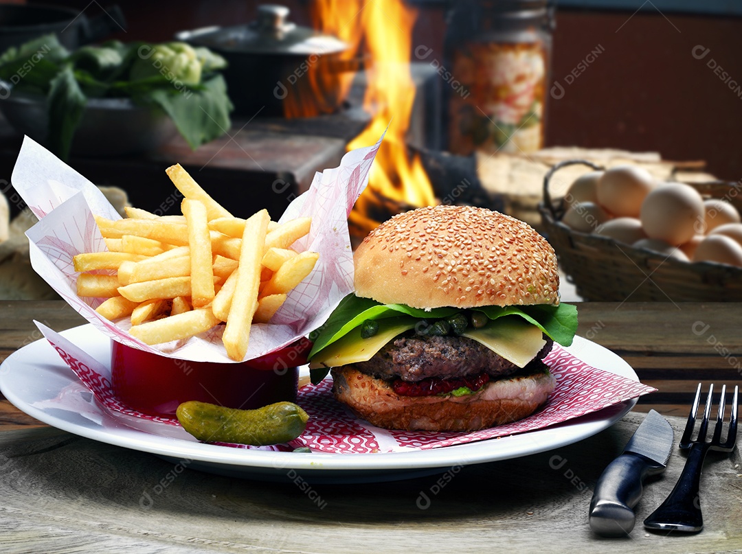 Hambúrguer com batatas fritas