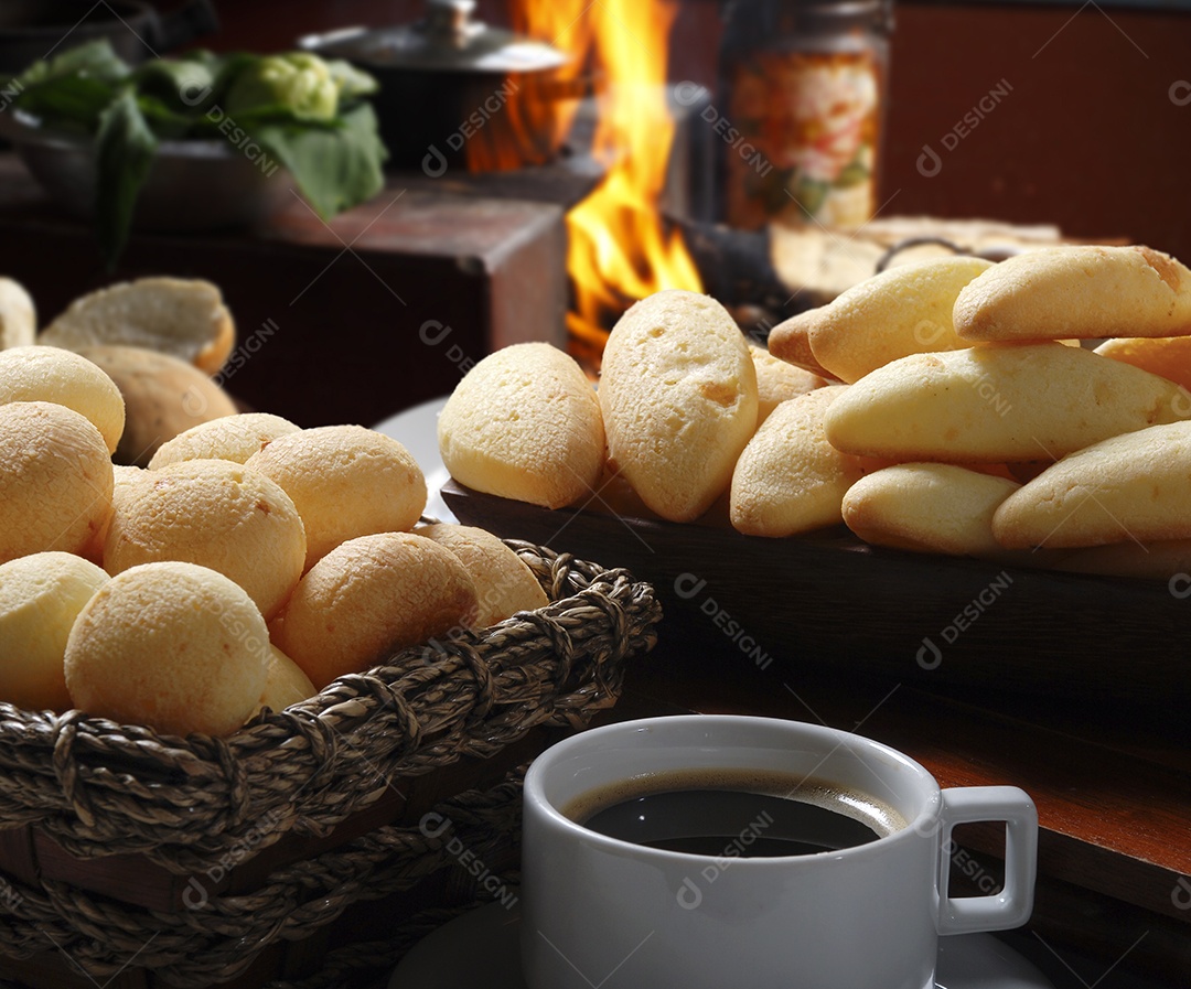 Pães e biscoito de queijo com xícara de café