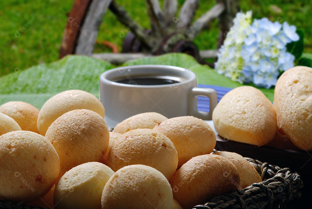 Pães de queijo e xícara de café delicioso lanche
