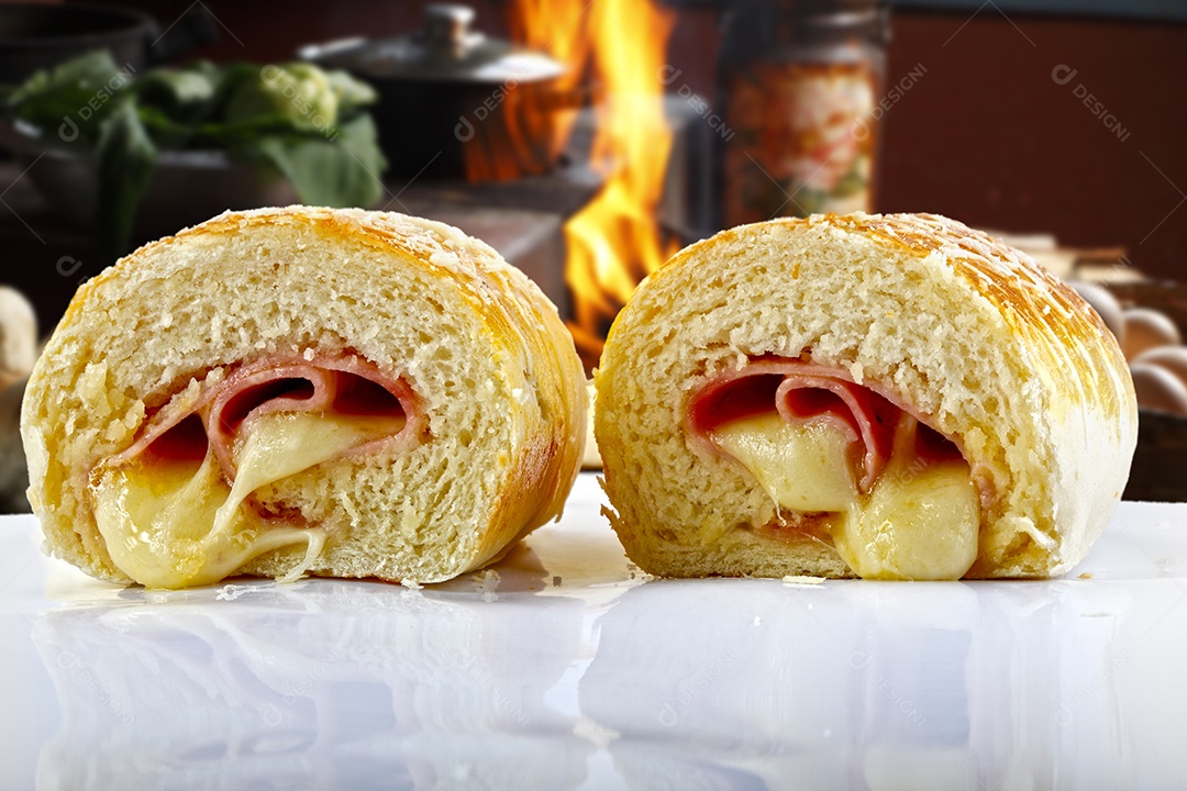 Pão recheado com presunto e queijo