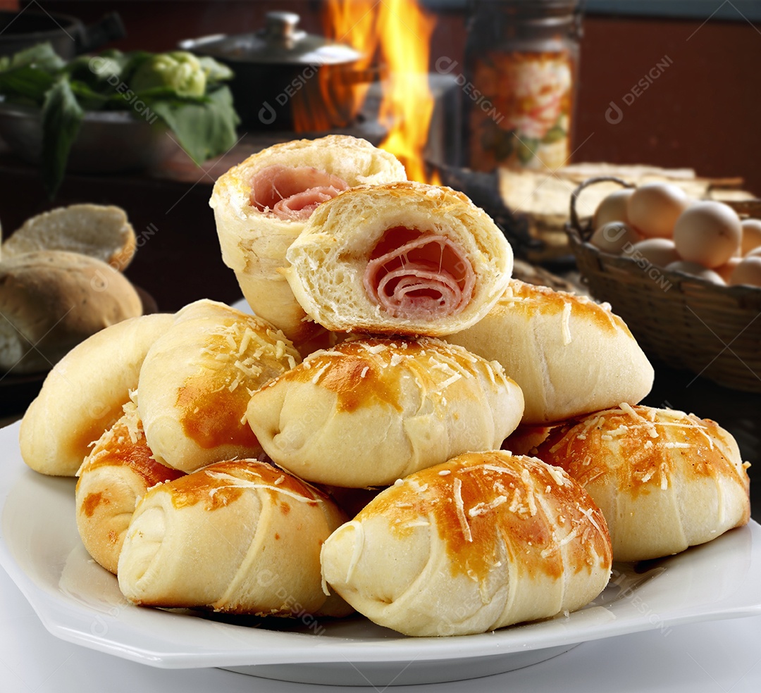 Pão recheado com presunto e queijo