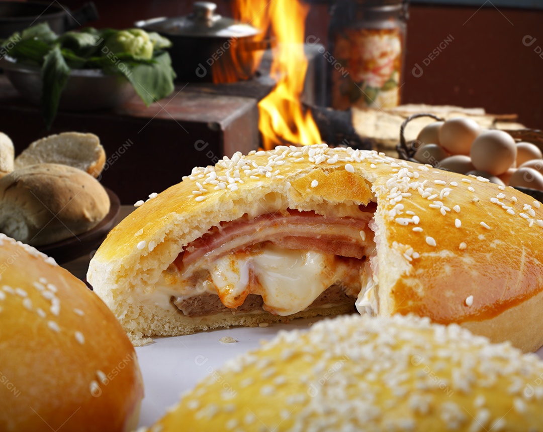 Pão recheado com presunto e queijo