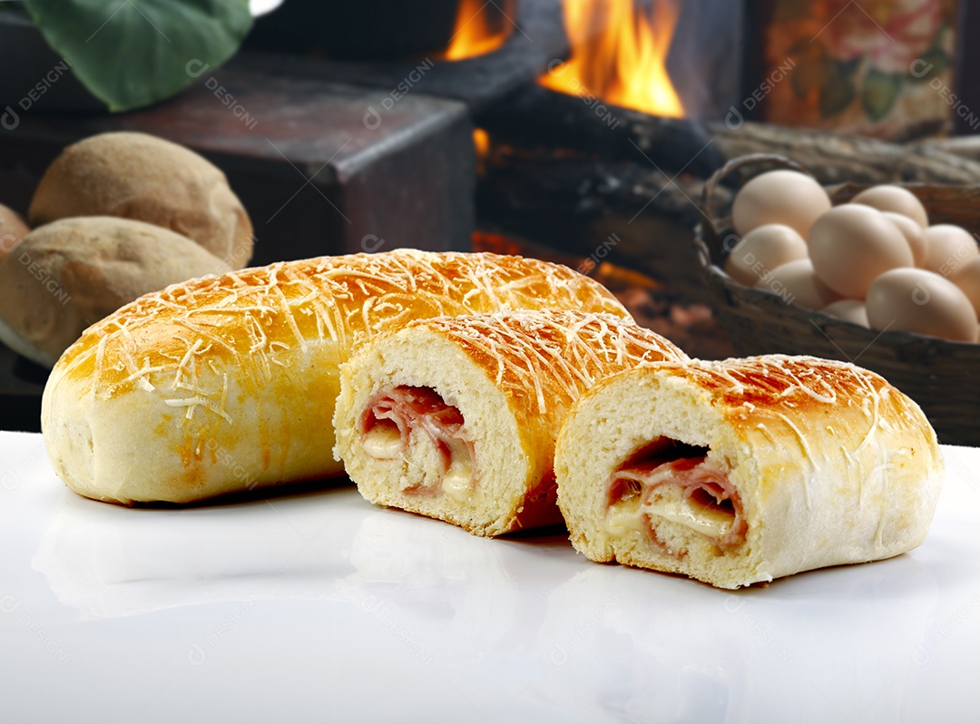 Pão recheado com presunto e queijo