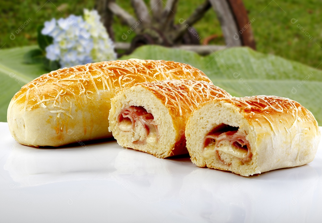 Pão recheado com presunto e queijo