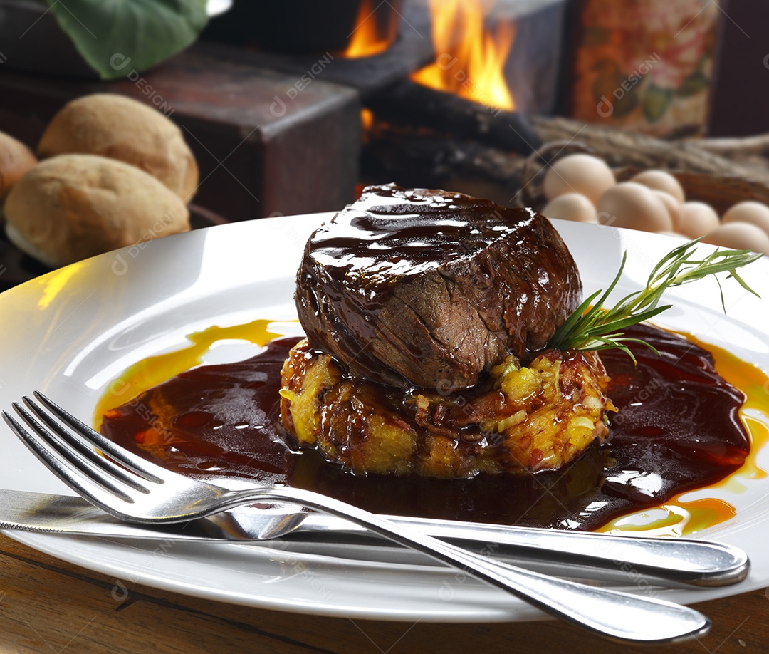 Filé mignon ao molho de vinho tinto e purê