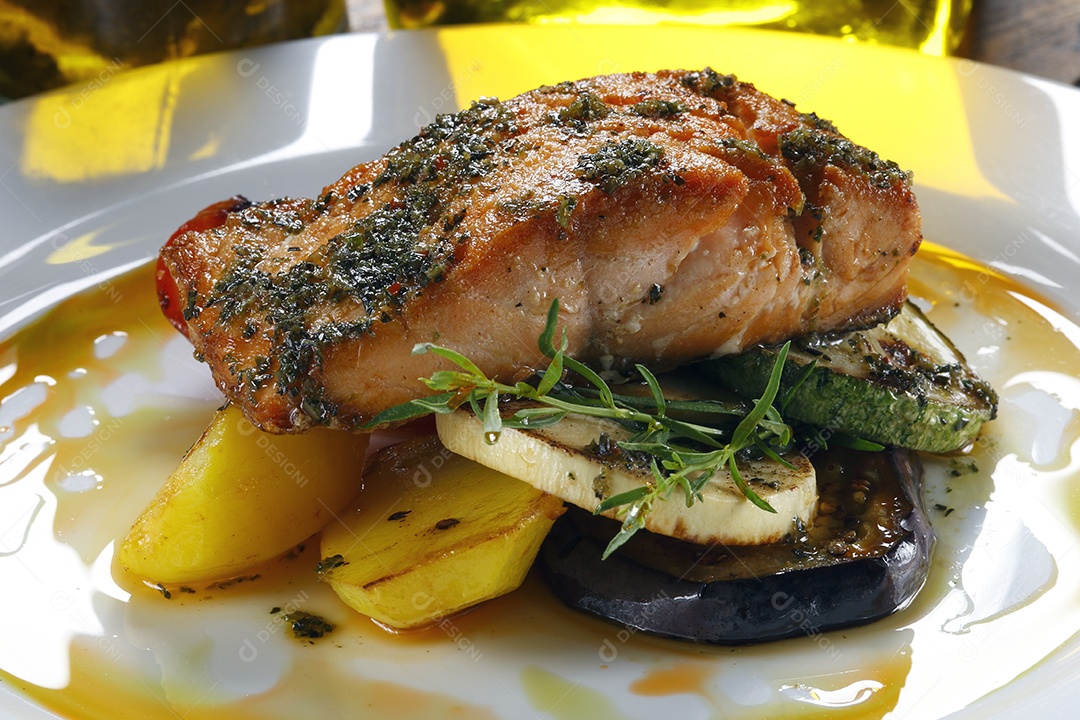 Peixe grelhado com legumes e salada