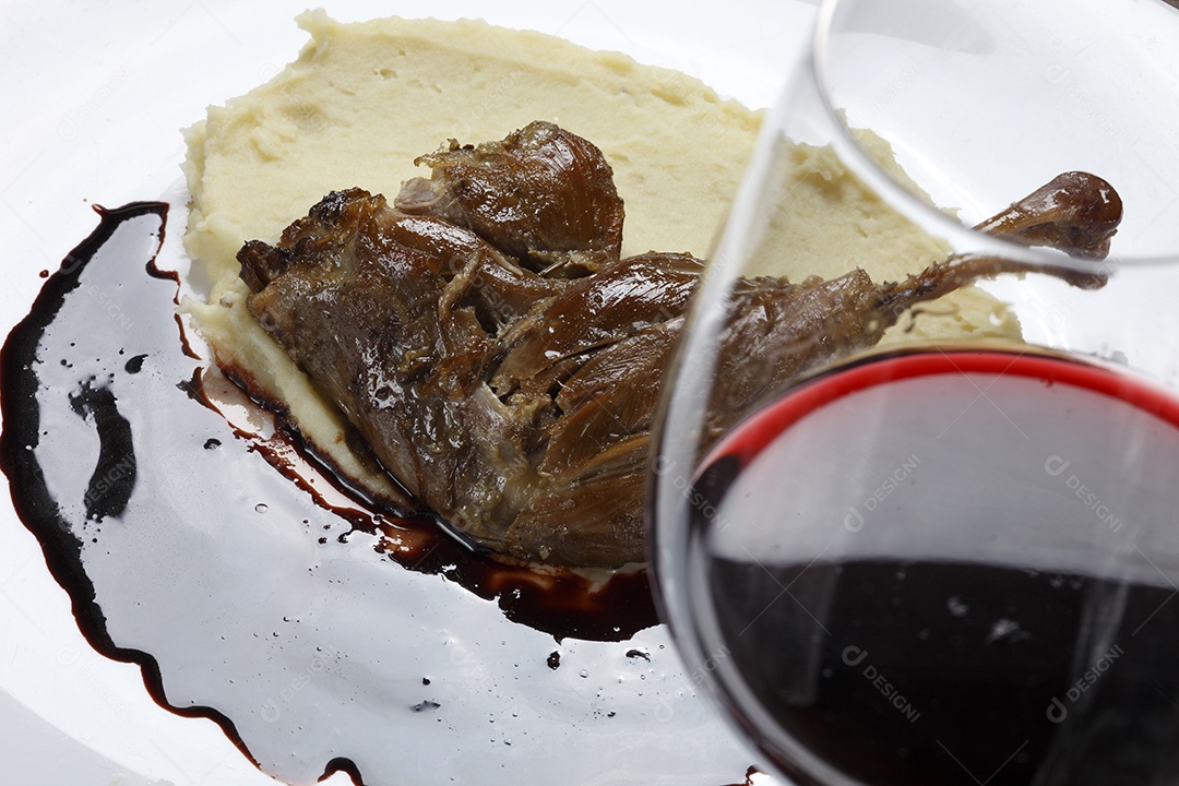 Coxa de pato assada com vinho