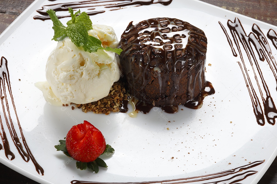 Bolo de chocolate e morango sobre uma louça branca