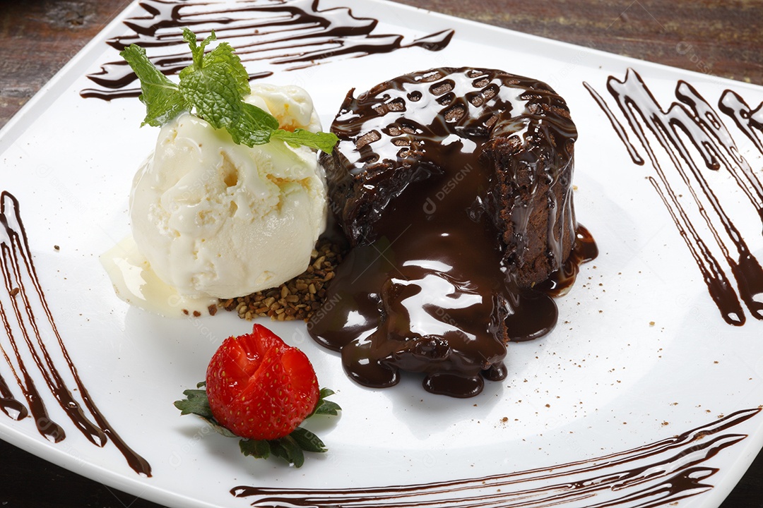 Bolo de chocolate com sorvete fresco