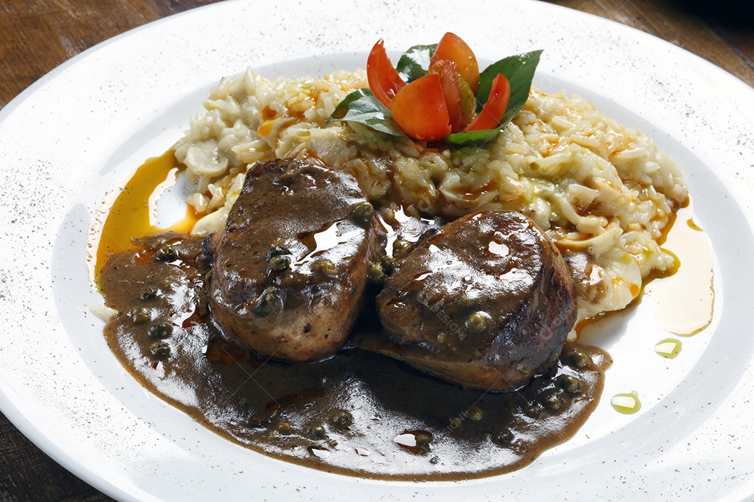 Carne delicioso com risotto