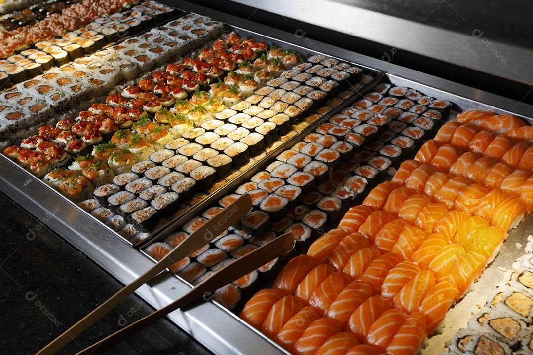 Barca de comida japonesa variadas