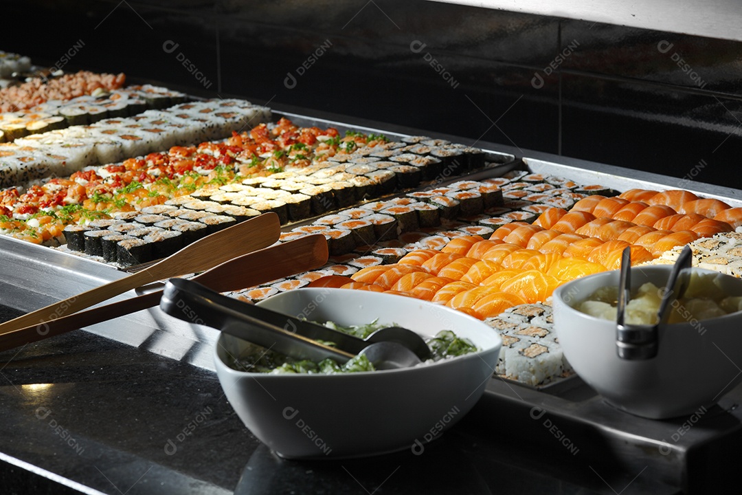 Barca de comida japonesa variadas