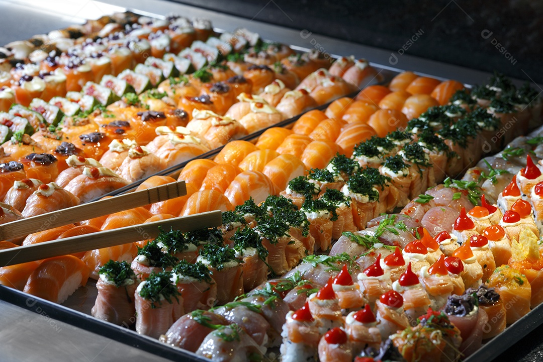 Barca de comida japonesa variadas