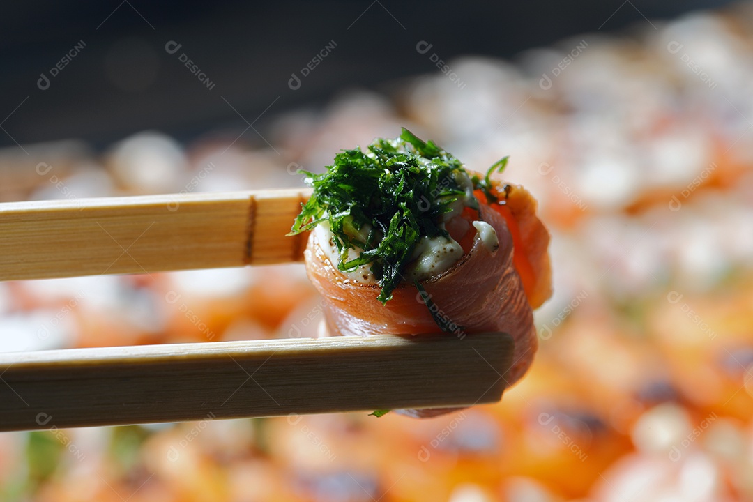 Sushi delicioso com cebolinha verde