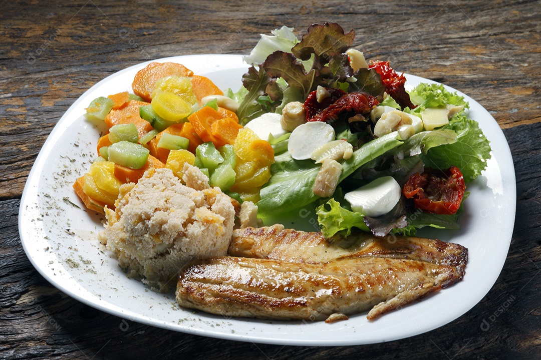 Peixe grelhado com legumes e salada