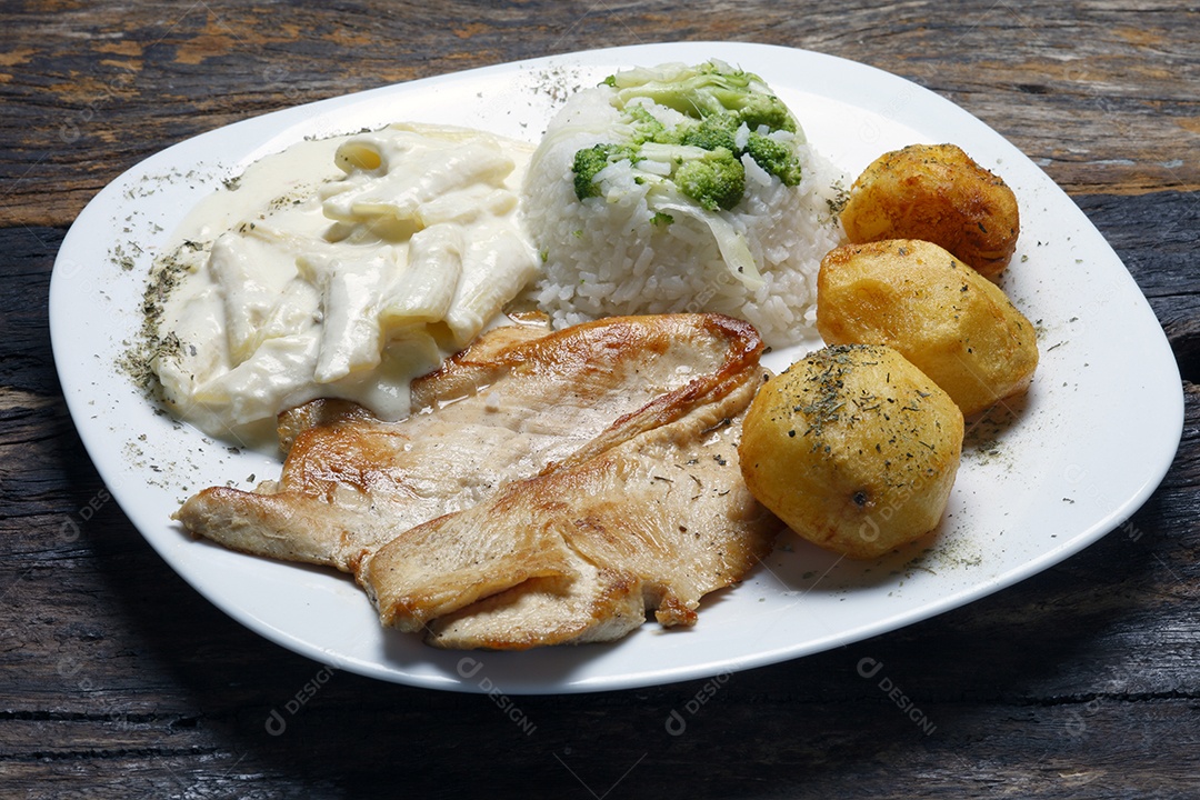 Bife de frango com batatas fritas
