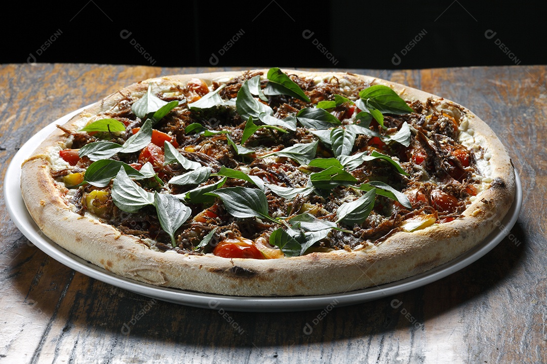 Pizza deeliciosa de carne e folhas de manjericão