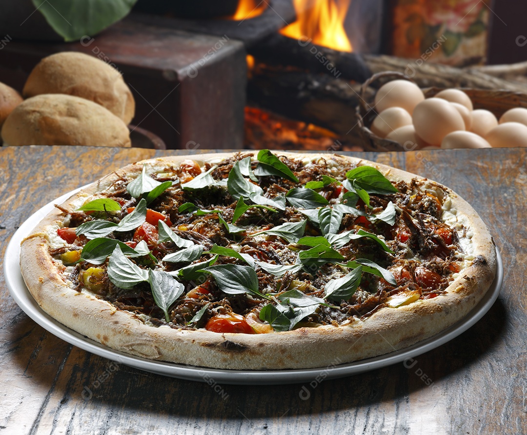 Pizza de carne e folhs de manjericão