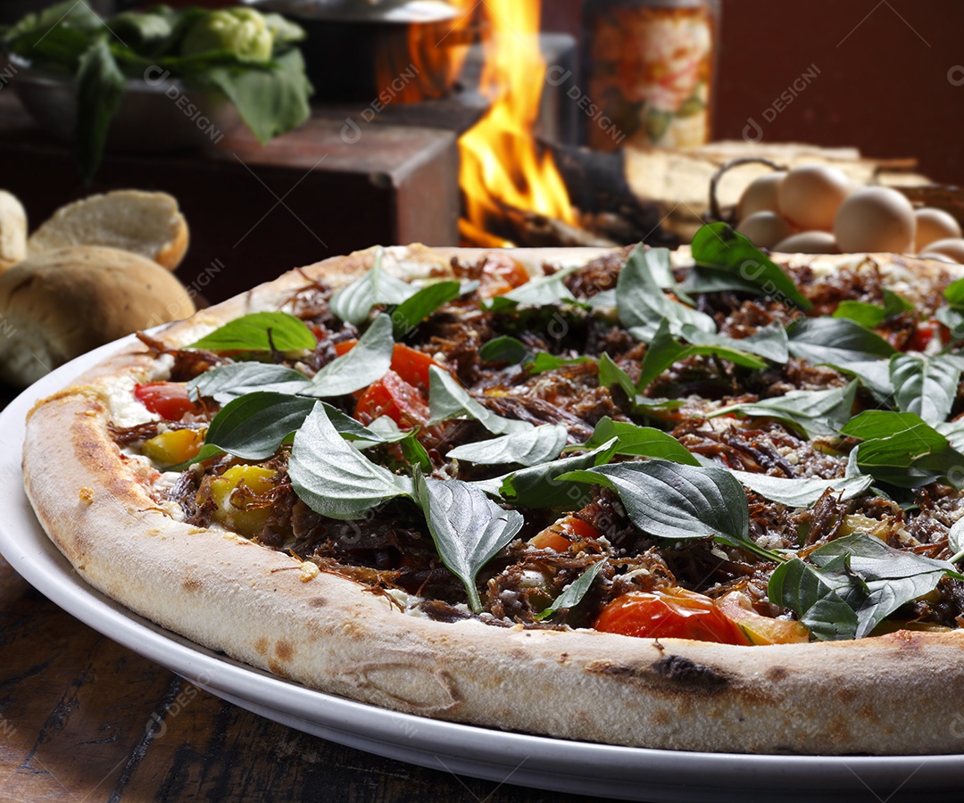 Pizza de carne com folhas