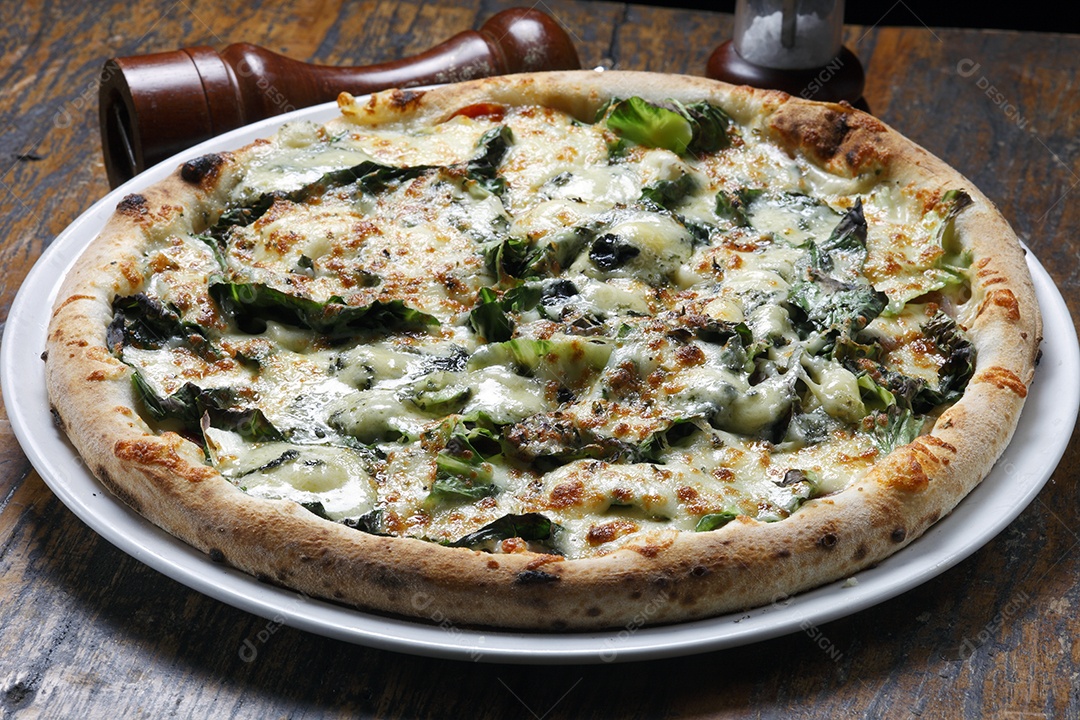 Pizza de manjericão com queijo