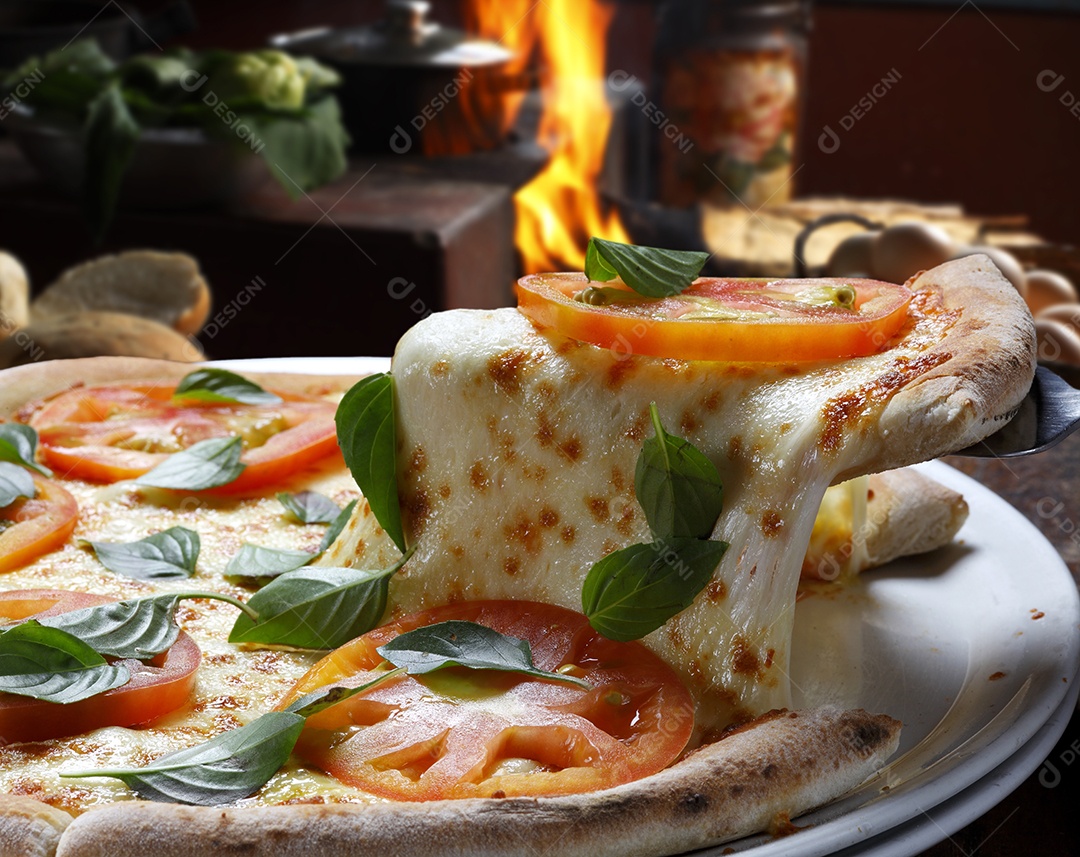 Fatia de pizza de queijo com tomate