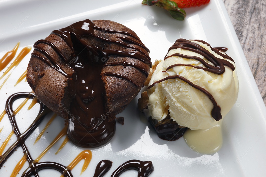 Petit gâteau com sorvete de baunilha e cobertura de chocolate