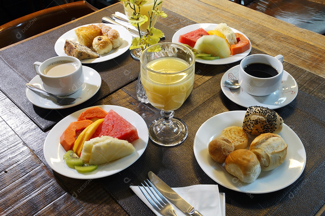 Café da manhã composto por frutas suco de laranja café pão