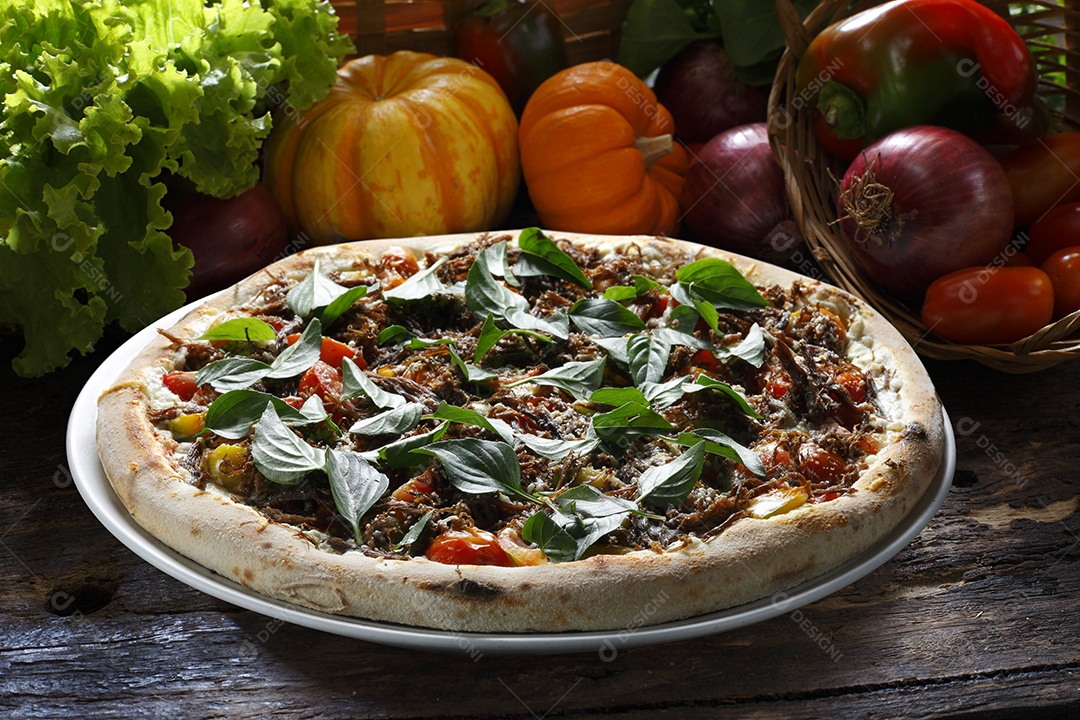 Pizza de tomate com queijo e carne