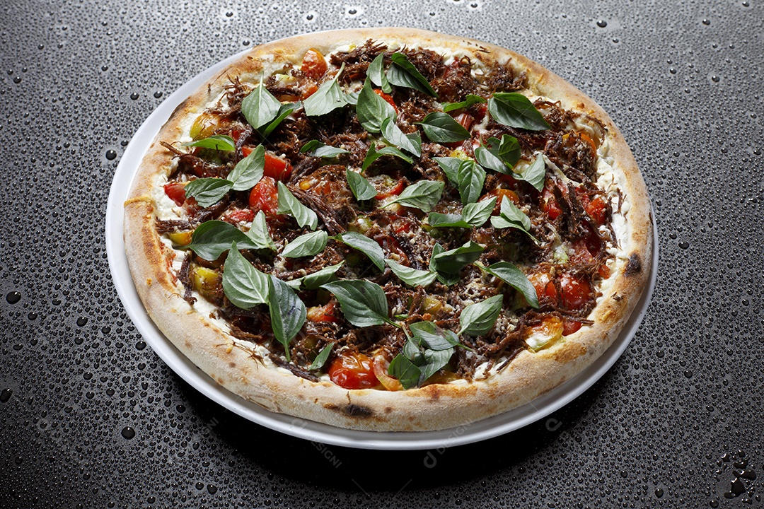 Pizza de carne com folhas