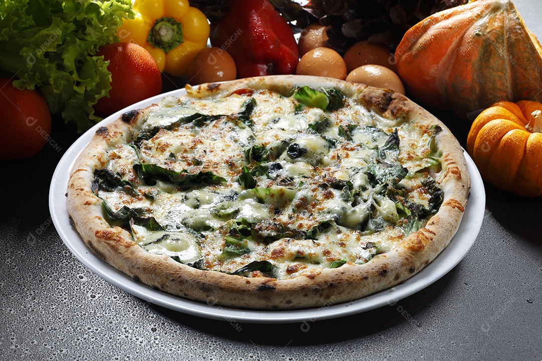 Pizza de queijo e manjericão