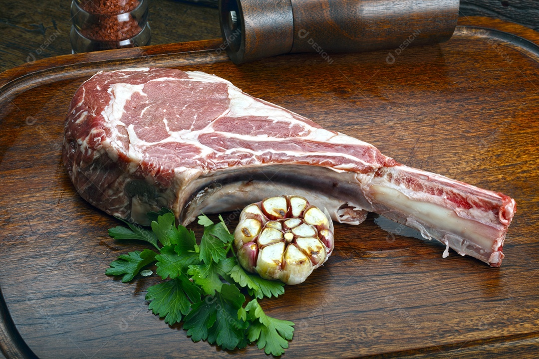 Bife t bone com com alho assado ao lado