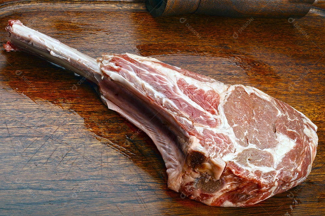 Bife tomahawk cru