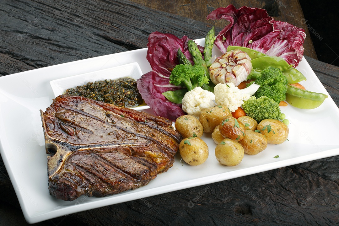 Bife t bone com salada de batata e legumes