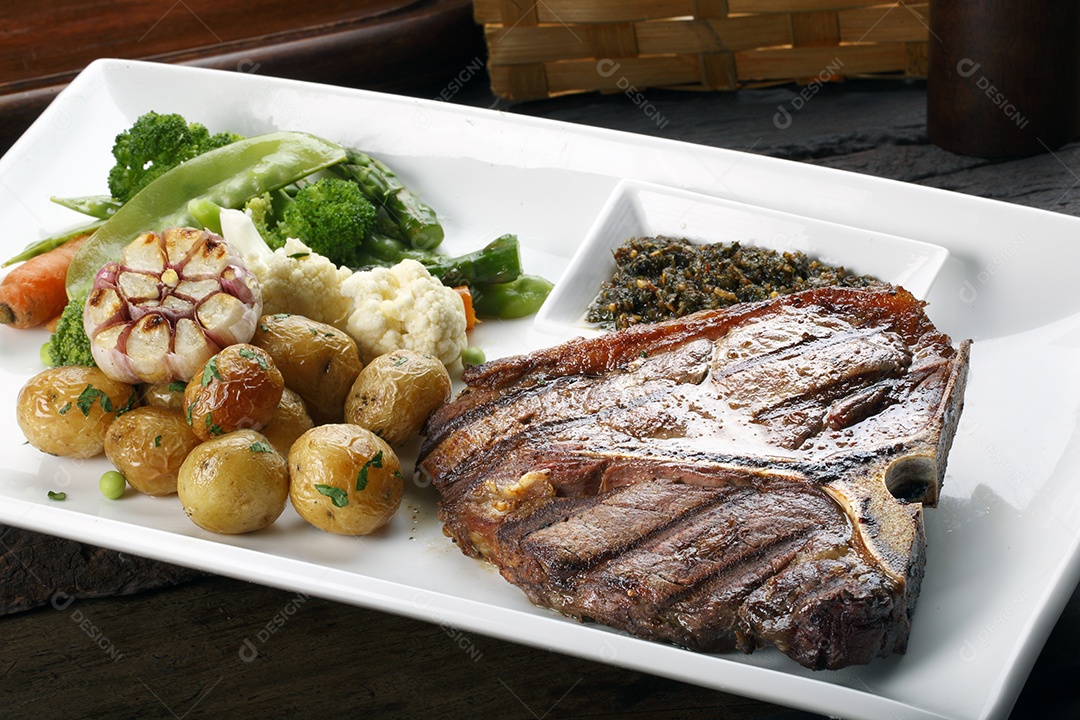 Bife t bone com salada de batata e legumes