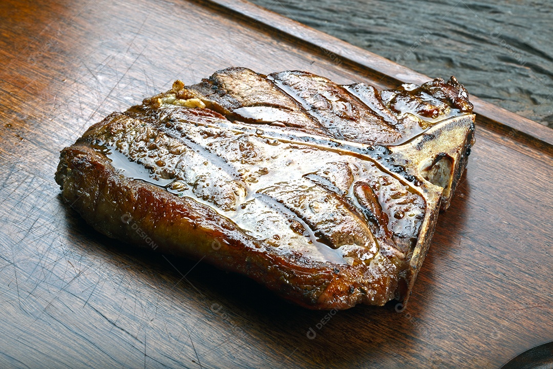 Bife t bone com com alho assado ao lado